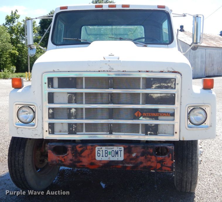 image for item GN9427 1985 International S2100  semi truck