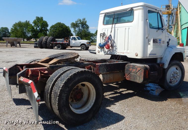 image for item GN9427 1985 International S2100  semi truck