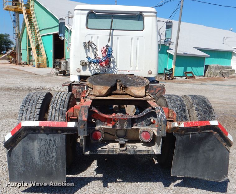 image for item GN9427 1985 International S2100  semi truck