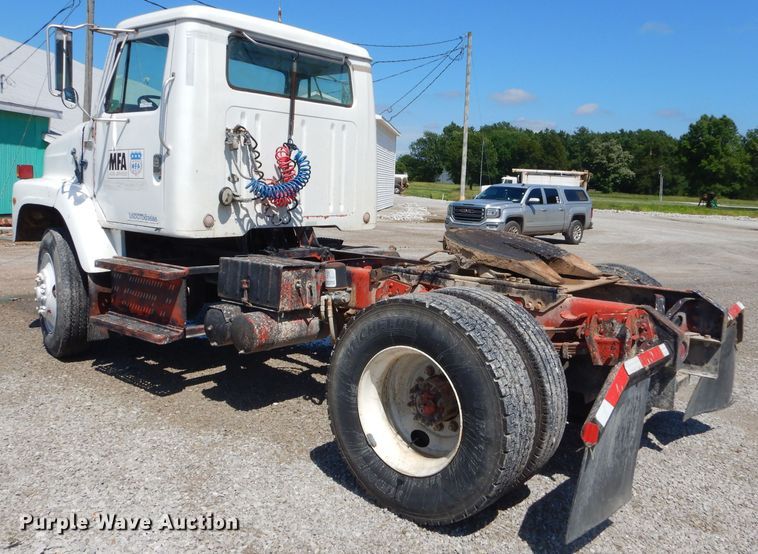 image for item GN9427 1985 International S2100  semi truck
