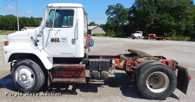 image for item GN9427 1985 International S2100  semi truck