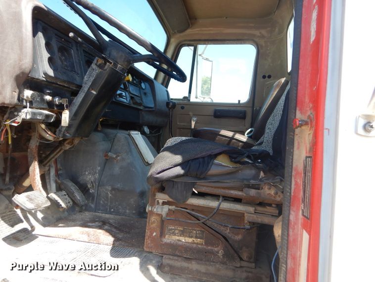 image for item GN9427 1985 International S2100  semi truck