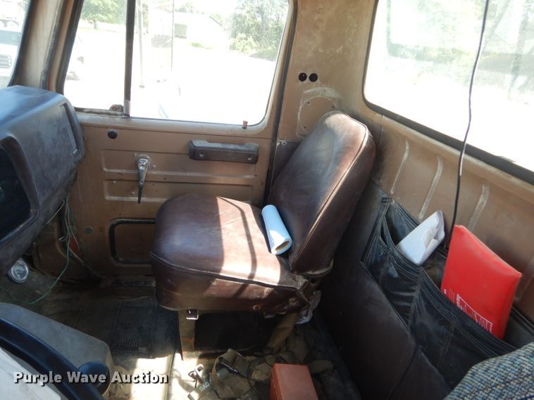 image for item GN9427 1985 International S2100  semi truck