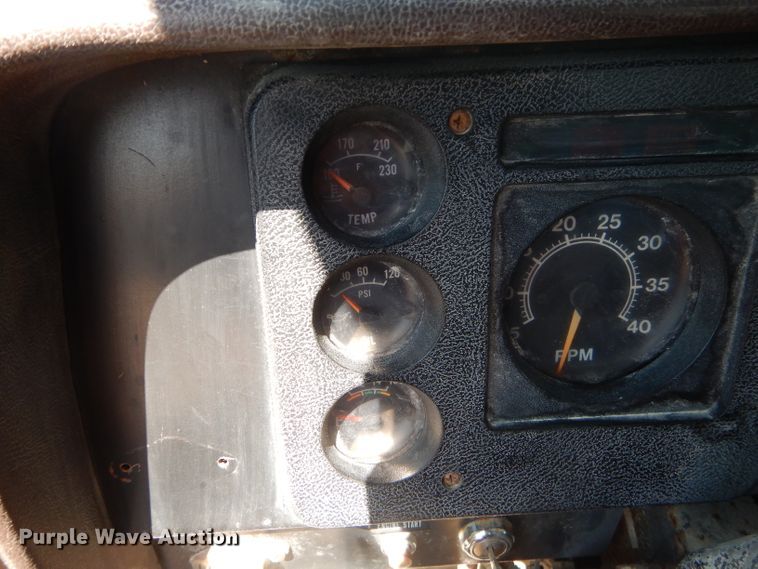 image for item GN9427 1985 International S2100  semi truck