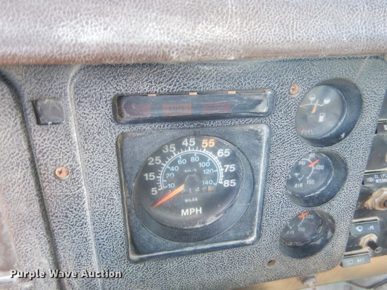 image for item GN9427 1985 International S2100  semi truck