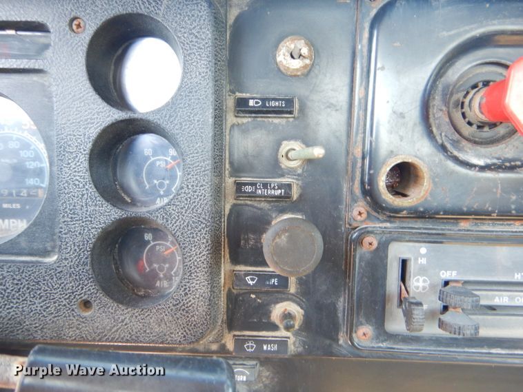 image for item GN9427 1985 International S2100  semi truck