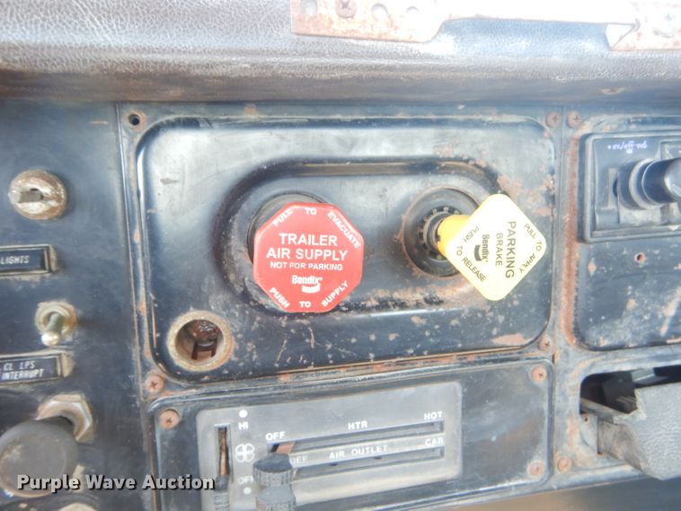 image for item GN9427 1985 International S2100  semi truck