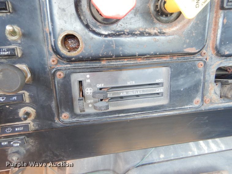 image for item GN9427 1985 International S2100  semi truck