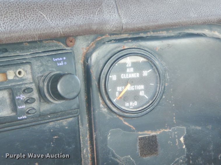 image for item GN9427 1985 International S2100  semi truck