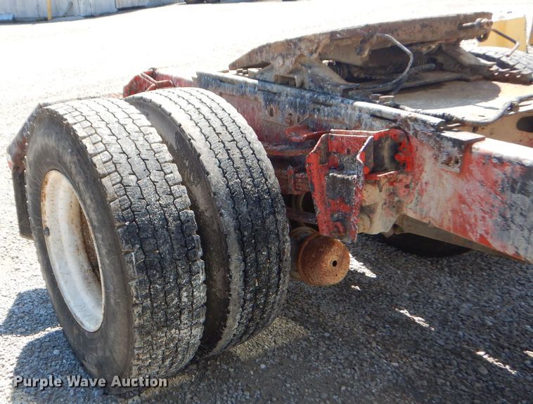 image for item GN9427 1985 International S2100  semi truck