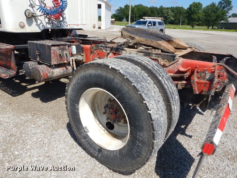 image for item GN9427 1985 International S2100  semi truck