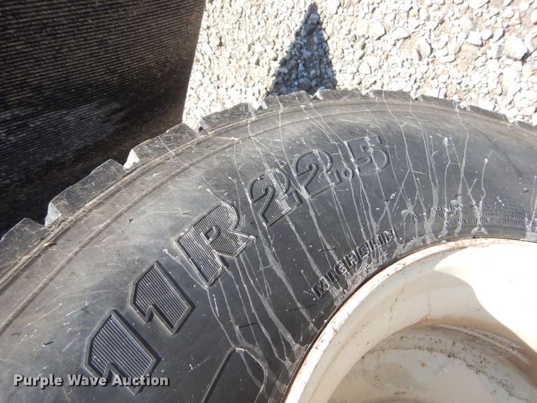 image for item GN9427 1985 International S2100  semi truck