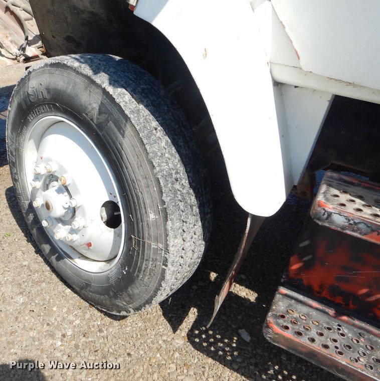 image for item GN9427 1985 International S2100  semi truck