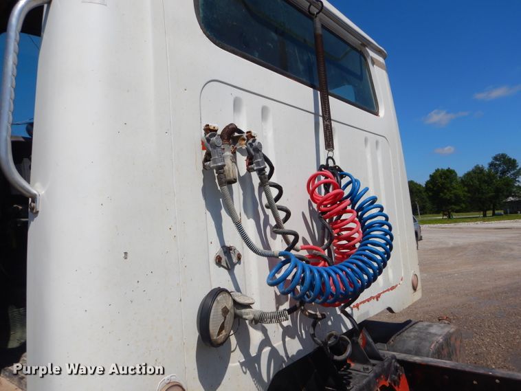 image for item GN9427 1985 International S2100  semi truck