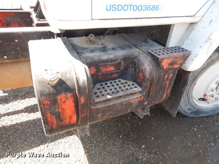 image for item GN9427 1985 International S2100  semi truck