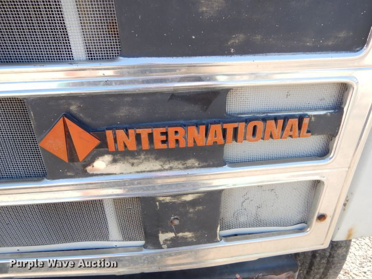 image for item GN9427 1985 International S2100  semi truck