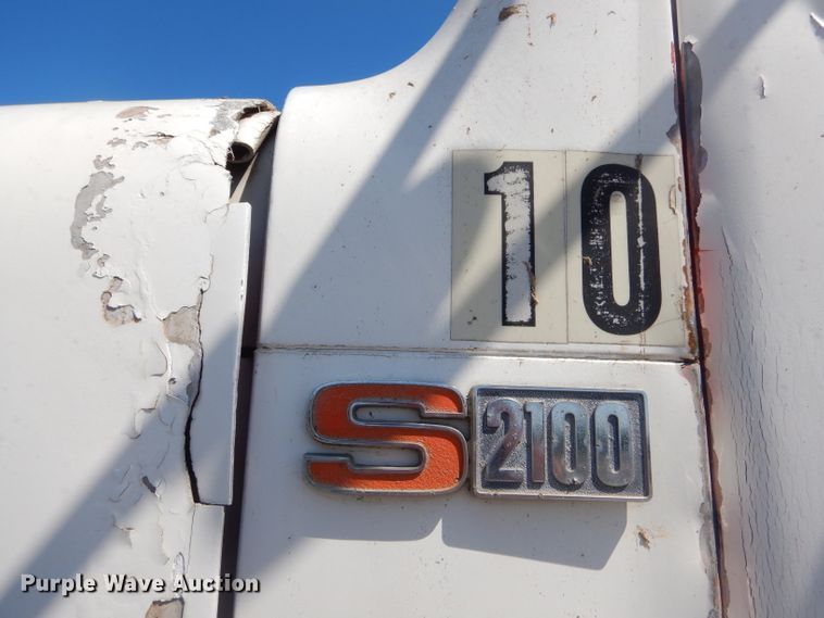 image for item GN9427 1985 International S2100  semi truck