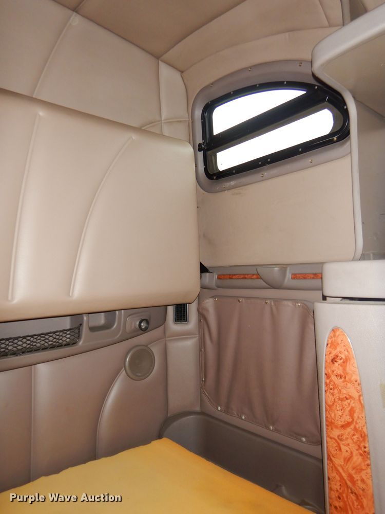 image for item GP9149 2011 Peterbilt 387  truck tractor