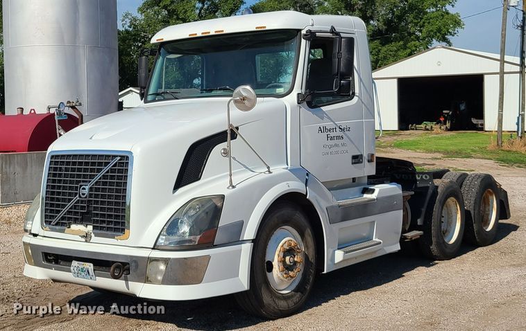 image for item GT9049 2004 Volvo VN  semi truck