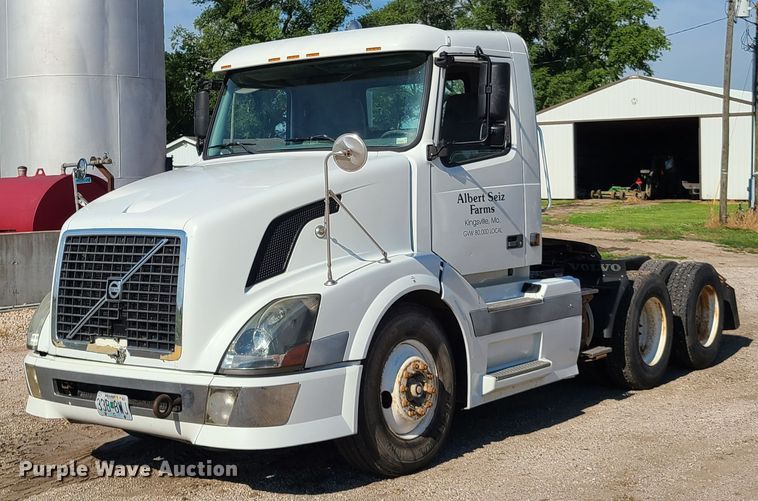 image for item GT9049 2004 Volvo VN  semi truck