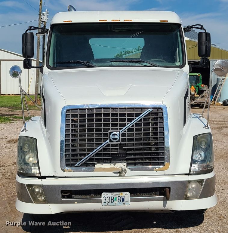 image for item GT9049 2004 Volvo VN  semi truck