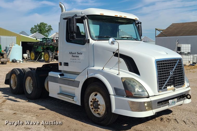 image for item GT9049 2004 Volvo VN  semi truck