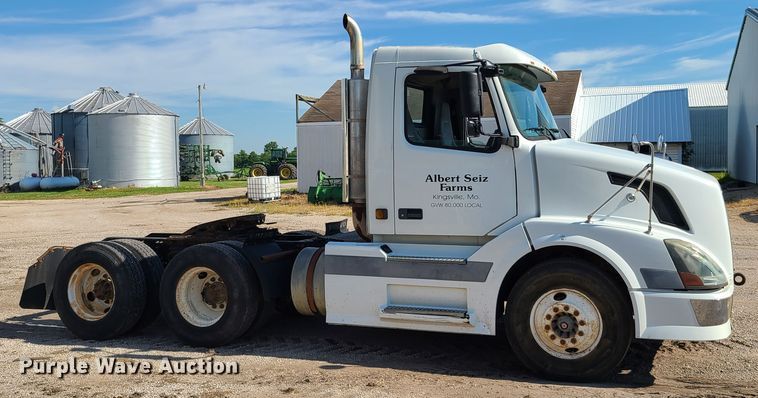 image for item GT9049 2004 Volvo VN  semi truck