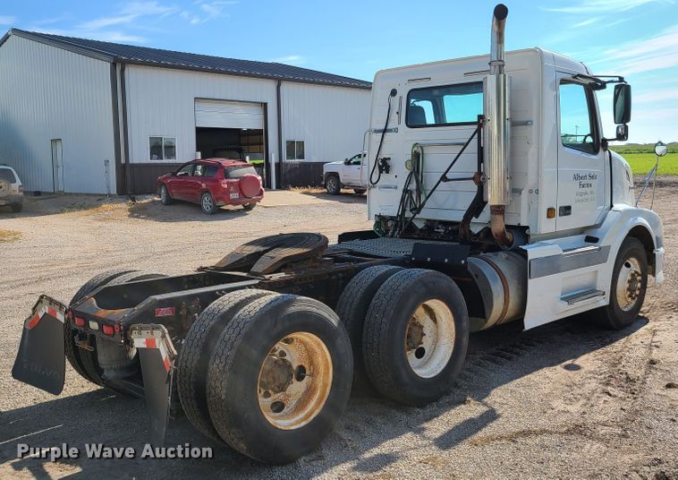 image for item GT9049 2004 Volvo VN  semi truck