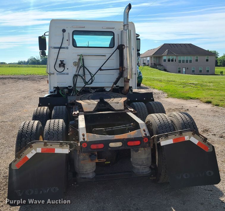 image for item GT9049 2004 Volvo VN  semi truck