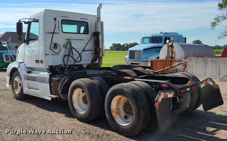 image for item GT9049 2004 Volvo VN  semi truck