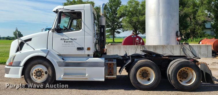 image for item GT9049 2004 Volvo VN  semi truck