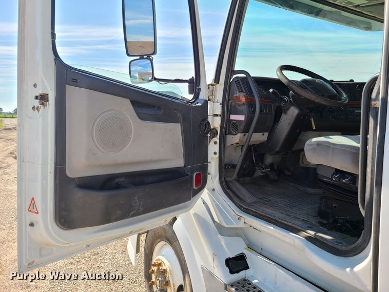 image for item GT9049 2004 Volvo VN  semi truck