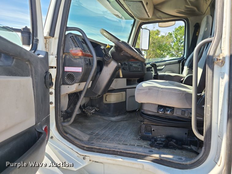 image for item GT9049 2004 Volvo VN  semi truck