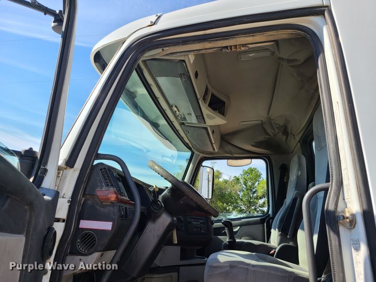 image for item GT9049 2004 Volvo VN  semi truck