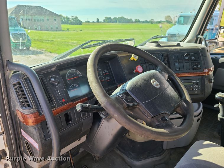 image for item GT9049 2004 Volvo VN  semi truck