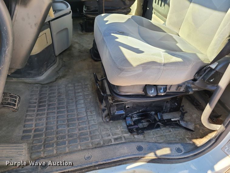 image for item GT9049 2004 Volvo VN  semi truck