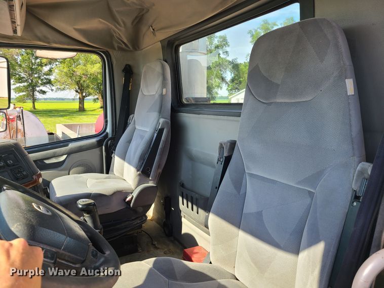 image for item GT9049 2004 Volvo VN  semi truck