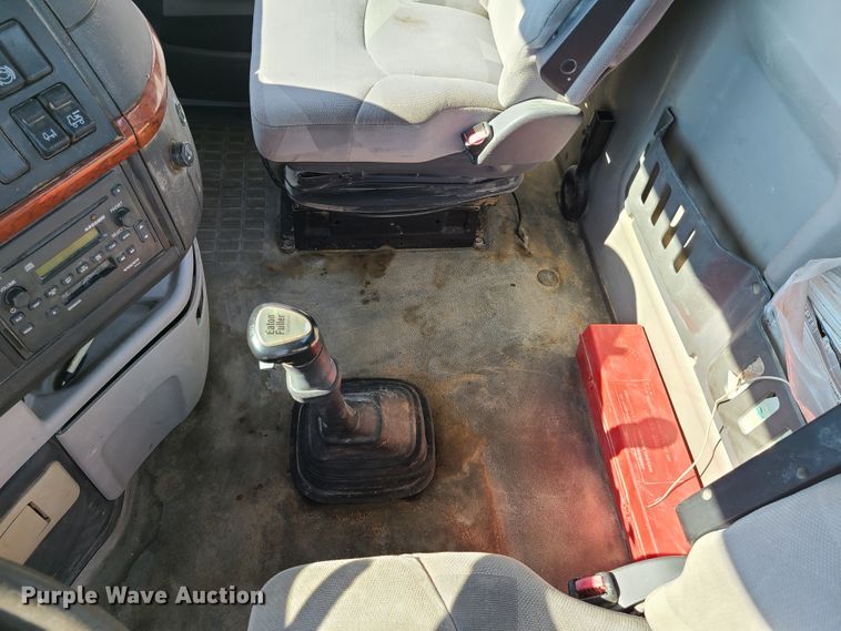 image for item GT9049 2004 Volvo VN  semi truck