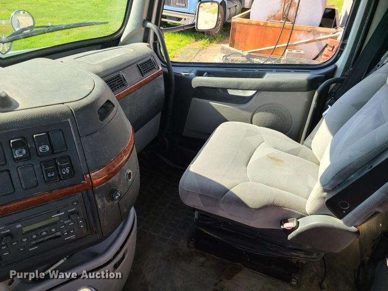 image for item GT9049 2004 Volvo VN  semi truck