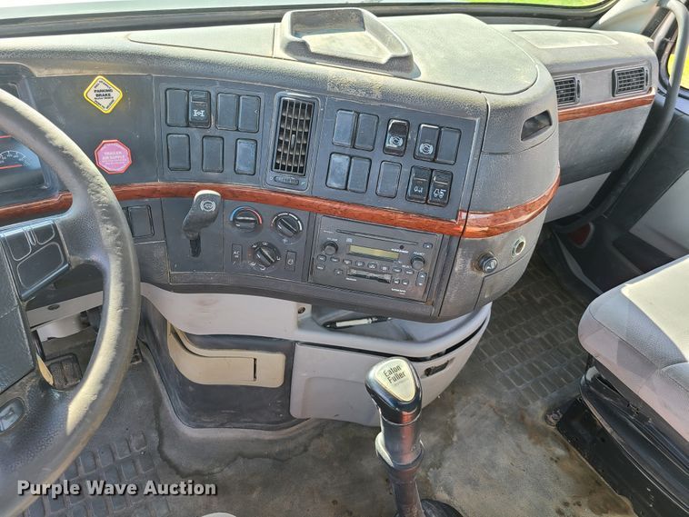 image for item GT9049 2004 Volvo VN  semi truck