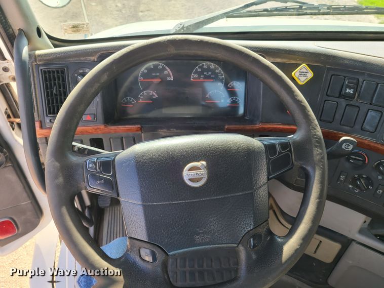 image for item GT9049 2004 Volvo VN  semi truck