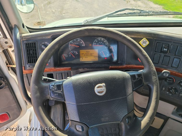 image for item GT9049 2004 Volvo VN  semi truck