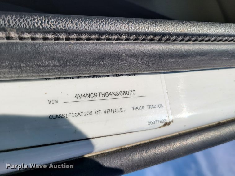 image for item GT9049 2004 Volvo VN  semi truck