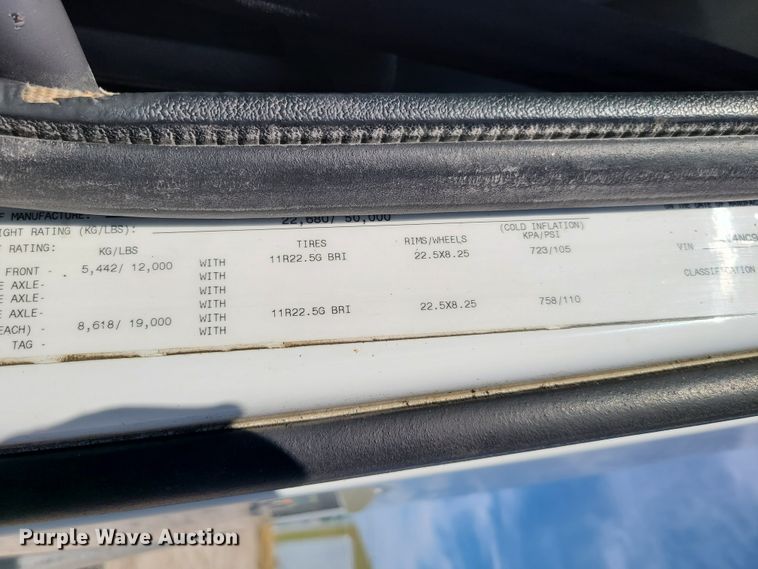 image for item GT9049 2004 Volvo VN  semi truck