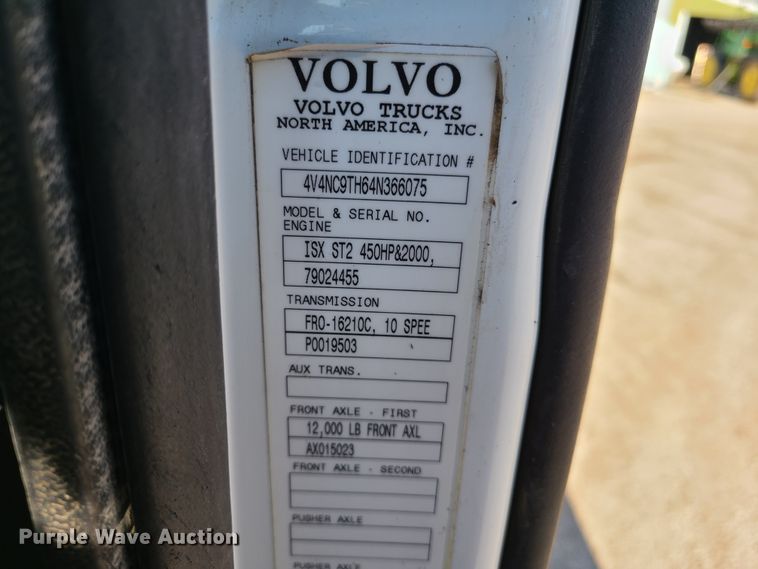 image for item GT9049 2004 Volvo VN  semi truck