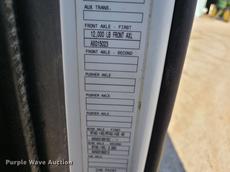 image for item GT9049 2004 Volvo VN  semi truck