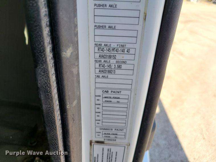 image for item GT9049 2004 Volvo VN  semi truck