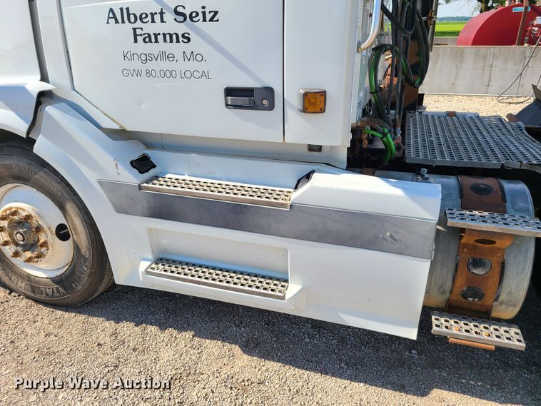 image for item GT9049 2004 Volvo VN  semi truck