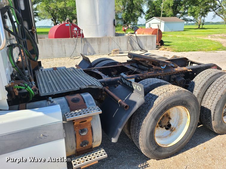 image for item GT9049 2004 Volvo VN  semi truck