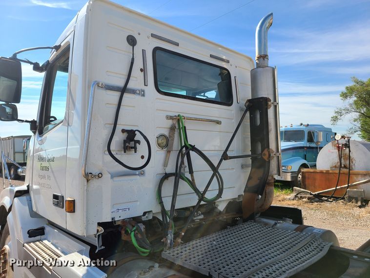 image for item GT9049 2004 Volvo VN  semi truck